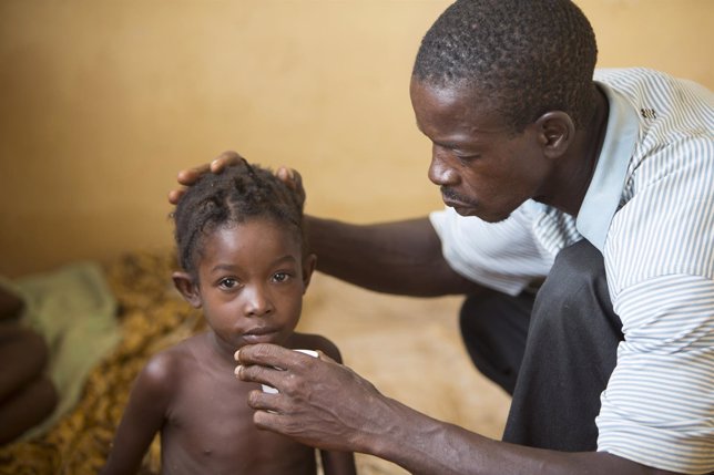 Un menor recibiendo atención por ébola en Liberia