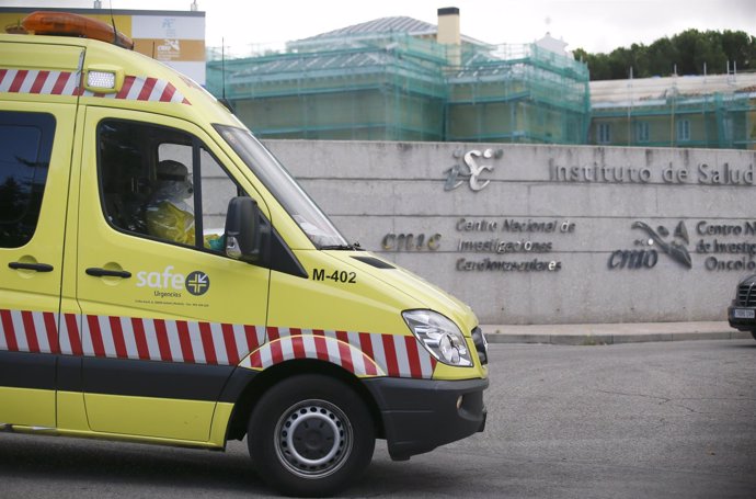 Ambulancia llega al hospital Carlos III