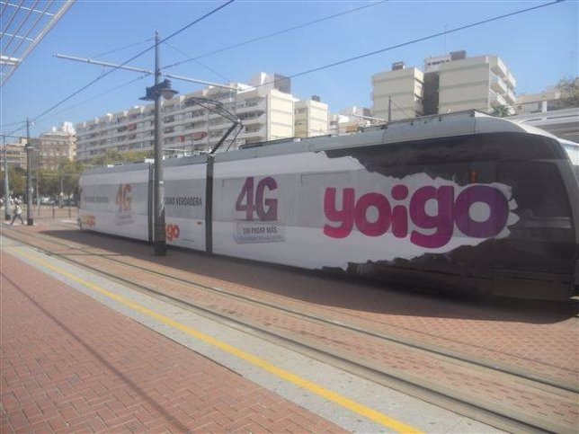 Tranvía con publicidad de Yoigo en Valencia