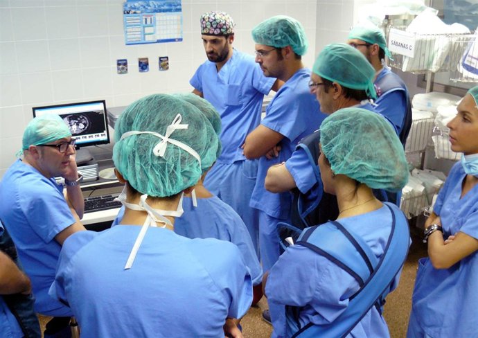 Urólogos de La Ribera aprenden técnica para eliminar piedras de riñon sin herida