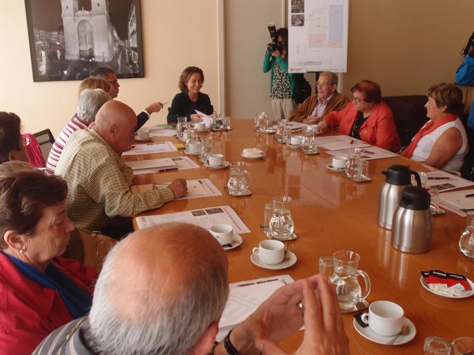 La alcaldesa, con los mayores de La Estrella