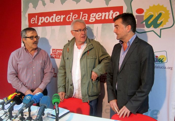 Luis Segura, Cayo Lara y Antonio Maíllo, antes de de la rueda de prensa.