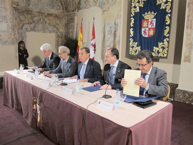 Mateos junto a los recotres de las universidades públicas de CyL