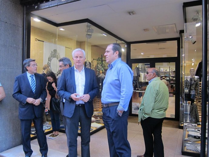 Eloy Suárez con el presidente de la Asociacion de Comerciantes Avda  Madrid