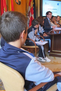 Niños en el "pleno infantil" en el Ayuntamiento de Salamanca