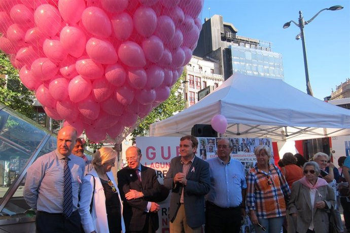 Un millar de globos rosas en Bilbao contra el Cáncer de Mama