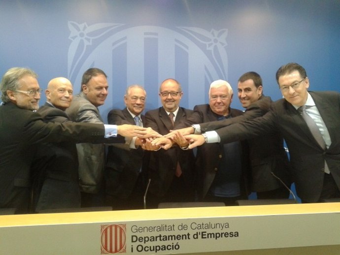 Felip Puig con los representantes de los seis centros tecnológicos catalanes