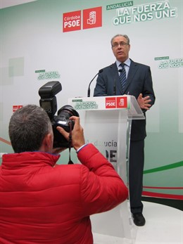 Durán es fotografiado durante la rueda de prensa