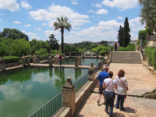 Turistas en los jardines del Alcázar de los Reyes Cristianos
