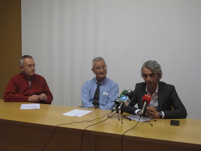 Eugenio Santos (centro) en el CIC este viernes