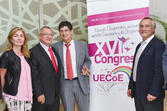 Diego Valderas clausura un congreso sobre enseñanza cooperativa