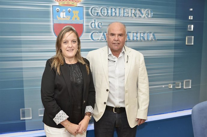 La directora general del ICASS, Isabel Urrutia, con el doctor Burgueño