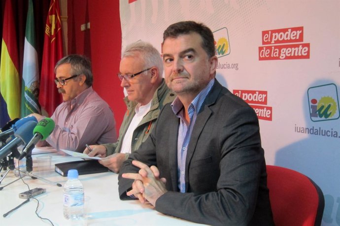 Antonio Maíllo (d), junto a Luis Segura y Cayo Lara en la rueda de prensa.