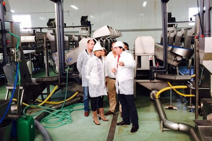 Cristina Teniente visita empresas en Talayuela