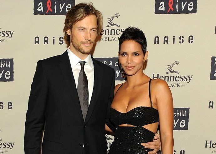 NEW YORK - OCTOBER 15:  Model Gabriel Aubry and girlfriend actress Halle Berry a