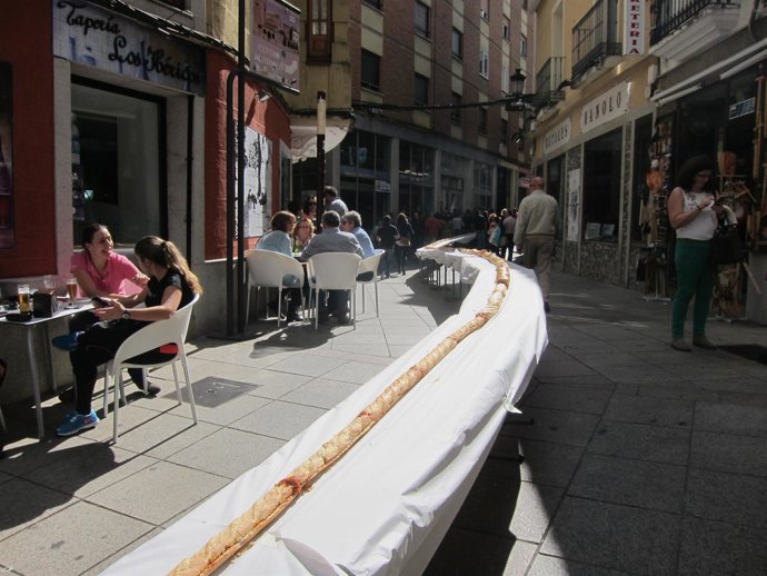 Bocadillo Gigante De 'Patatera' En La Calle Moret De Cáceres