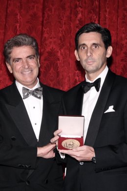 El consejero delegado de Telefónica recibe la medalla Sorolla