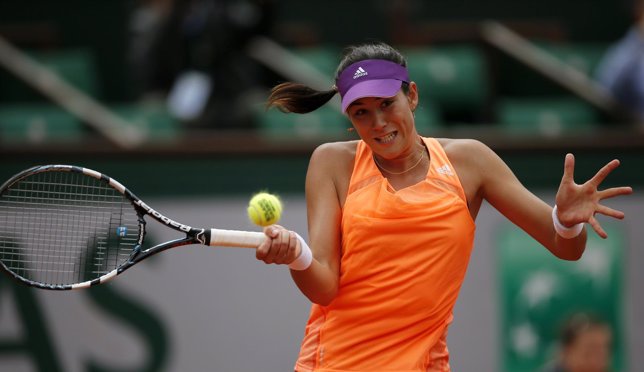 Garbiñe Muguruza golpea la bola en el partido ante Sharapova