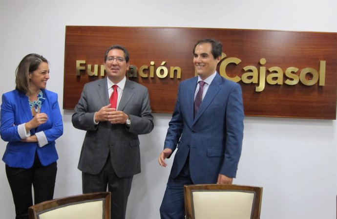 Pulido (centro) entre Ambrosio y Nieto en la nueva sede de la Fundación Cajasol
