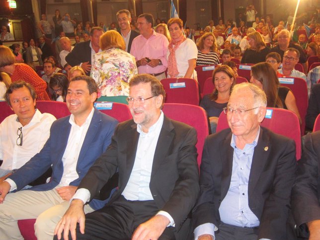 El presidente del Gobierno, Mariano Rajoy, en el centro