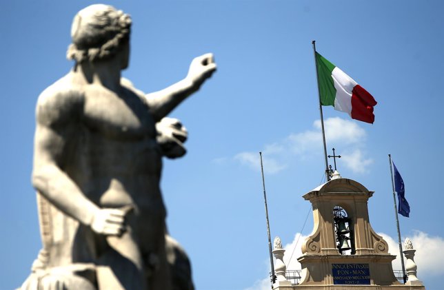 La bandera italiana flamea sobre el Palacio del Quirinal en Roma
