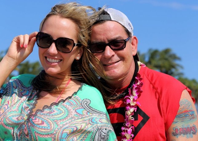 Charlie Sheen con su prometida en Hawai