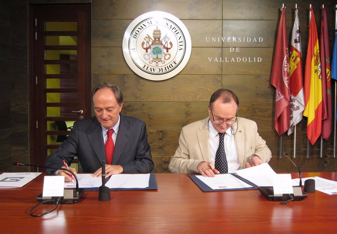 Juan Manuel Moreno (i) y Daniel Miguel (d) firman el convenio