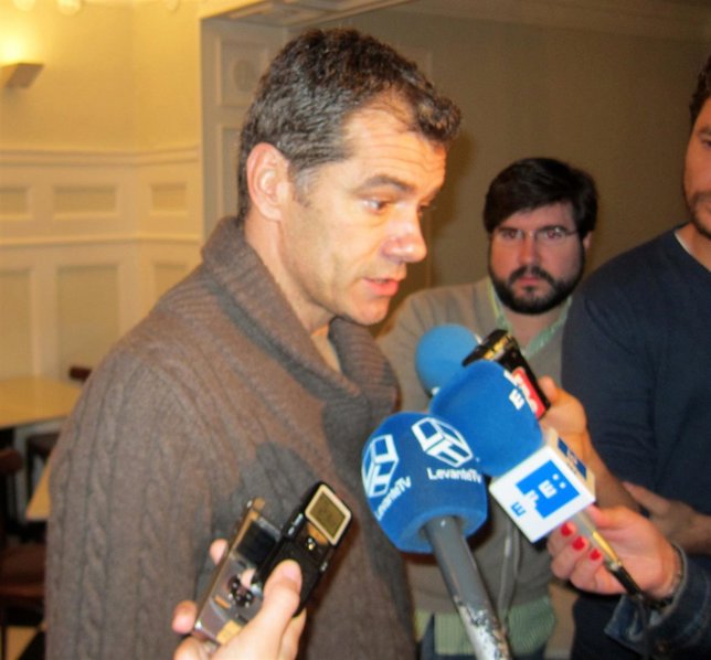 Toni Cantó Atiende A Los Medios