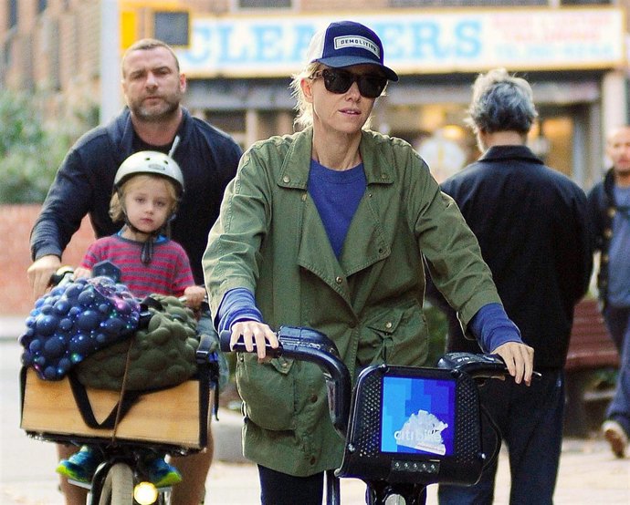 Naomi Watts y su peculiar forma de llevar a sus hijos