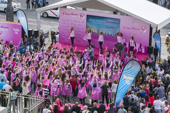 Baile celebrado en la Puerta del Sol en apoyo a las pacientes de cáncer de mama
