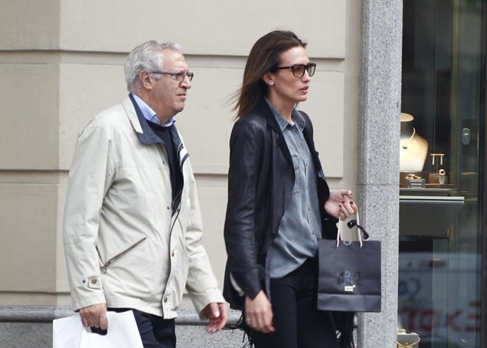 Nieves Álvarez, radiante como siempore, de shopping con su padre