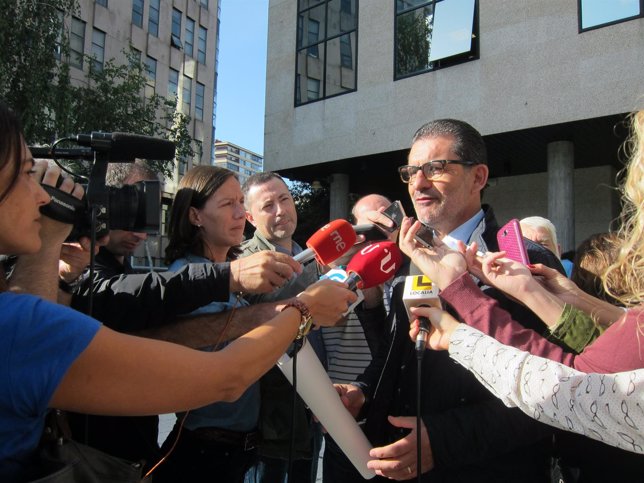 El edil vigués Ámgel Rivas a su salida del juzgado de Vigo