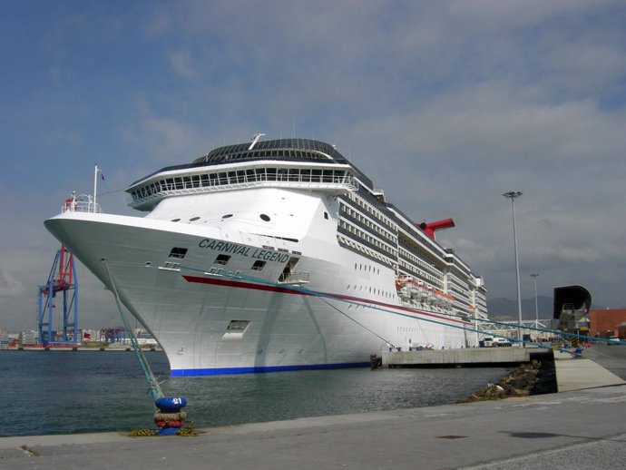 El buque de crucero 'Carnival legend' en el puerto de Málaga