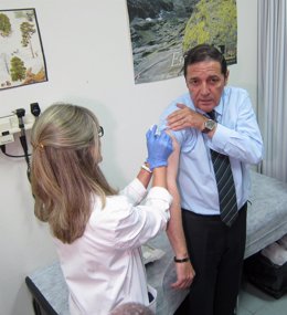 Sáez Aguado se vacuna contra la gripe
