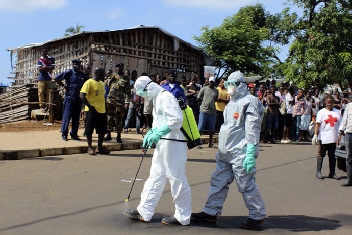 Trabajadores combatiendo el virus del ébola