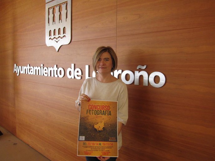 Paloma Corres, con el cartel del Concurso