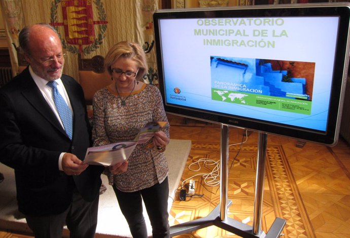 El alcalde de Valladolid y la concejal Rosa Hernández consultan el informe