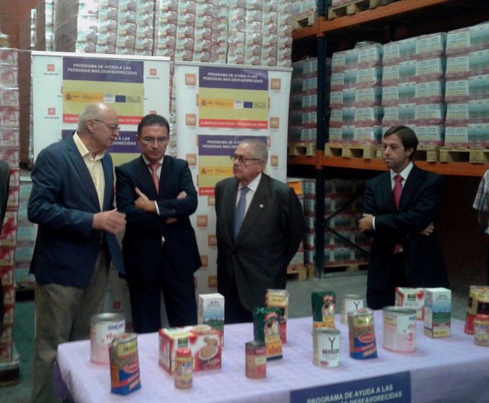 Serafín Castellano duranta su visita al Banco de Alimentos de Alicante