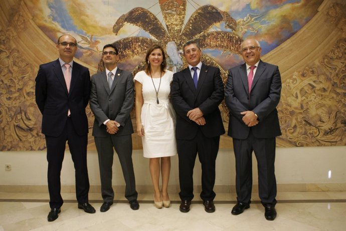 La alcaldesa de Elche con los rectores de las universidades valencianas