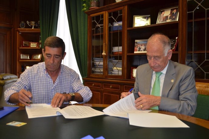 Amat suscribe el contrato para ampliar el cementerio de Viator