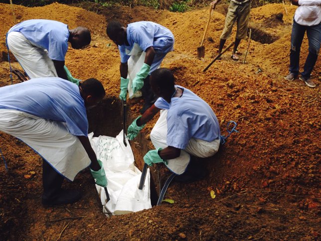 Entierro de un cadáver con ébola en Sierra Leona 