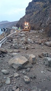 Cortada al tráfico la carretera GC-200 que une La Aldea con Agaete por desprendimientos