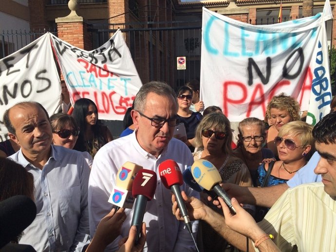 Pedro lópez y González Tovar con trabajadores limpieza
