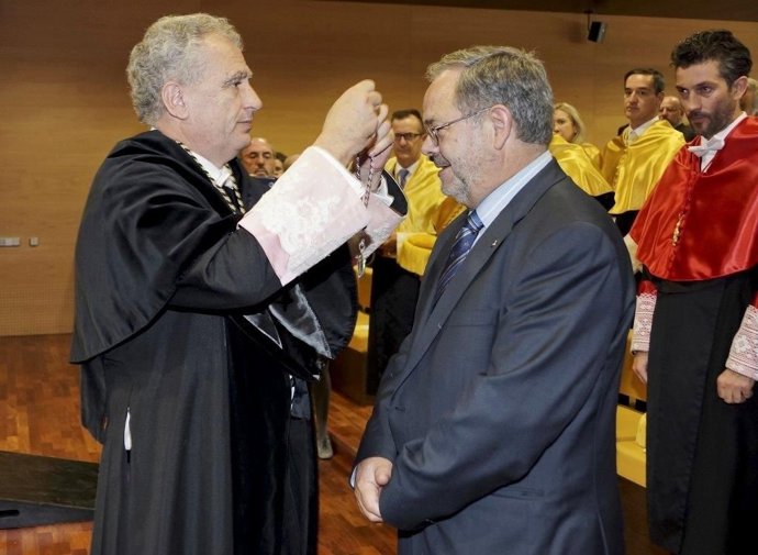 El CEU impone Medalla al Mérito a la Orden de San Juan de Dios