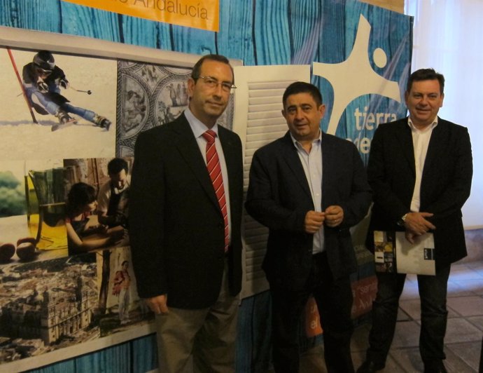 Sáez, Reyes y Valdivia en la presentación de la XIII edición de Tierra Adentro.