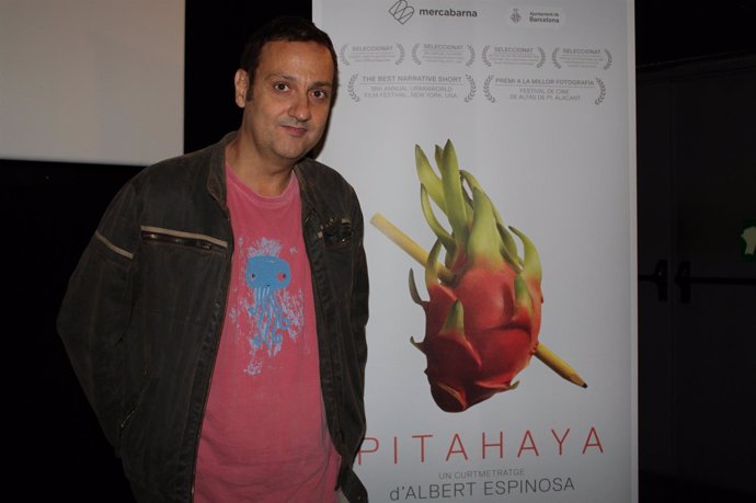 El guionista Albert Espinosa junto al cartel de su nuevo corto, 'Pitahaya'