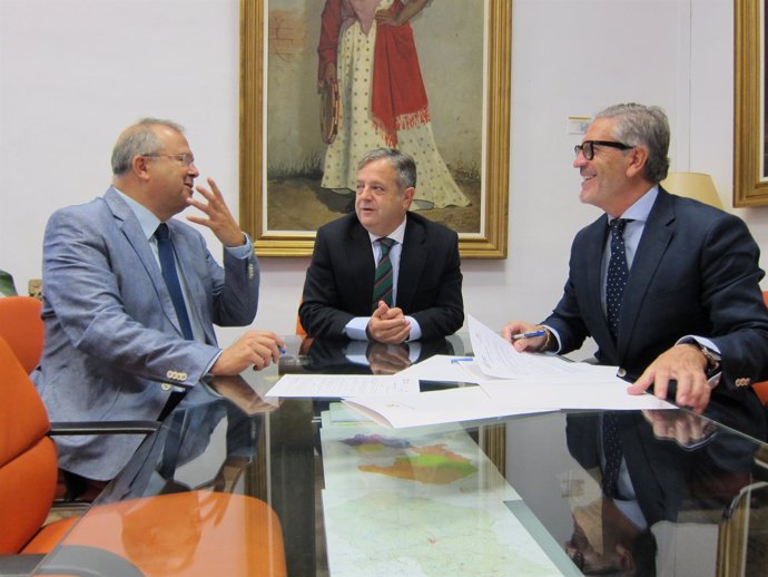 Fuentes (centro) charla con Moreno Calderón y Pineda durante la firma