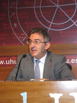 El rector de la Universidad de Huelva, Francisco Ruiz. 