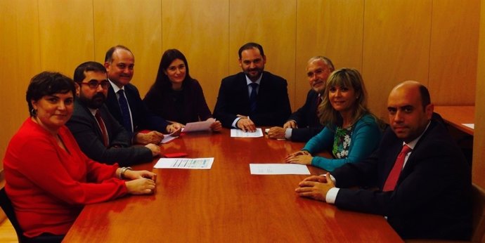 Calabuig con diputados socialistas en el Congreso