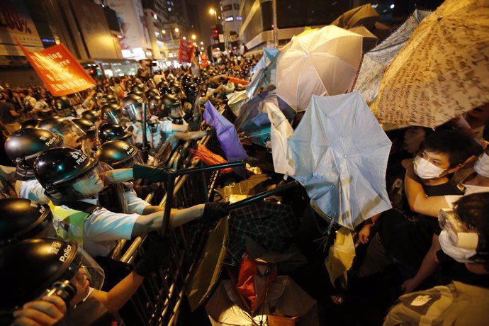 Disturbios entre manifestantes prodemocráticos y policías en Hong Kong